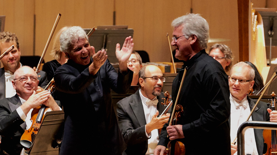Peter Oundjian applauds violinist Pinchas Zukerman